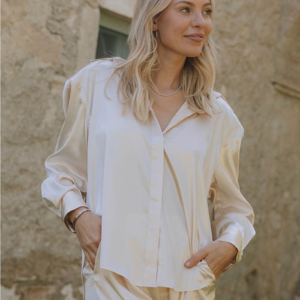 DAILLY DRILLS| Silky button down color champagne NEVER WORN WITH TAG